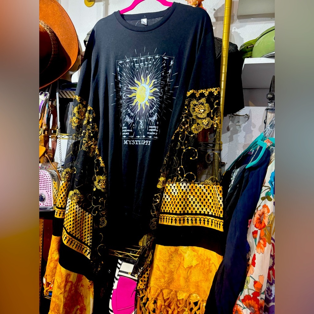 225 // gorgeous MYSTICAL LIFE upcycled poncho // OS